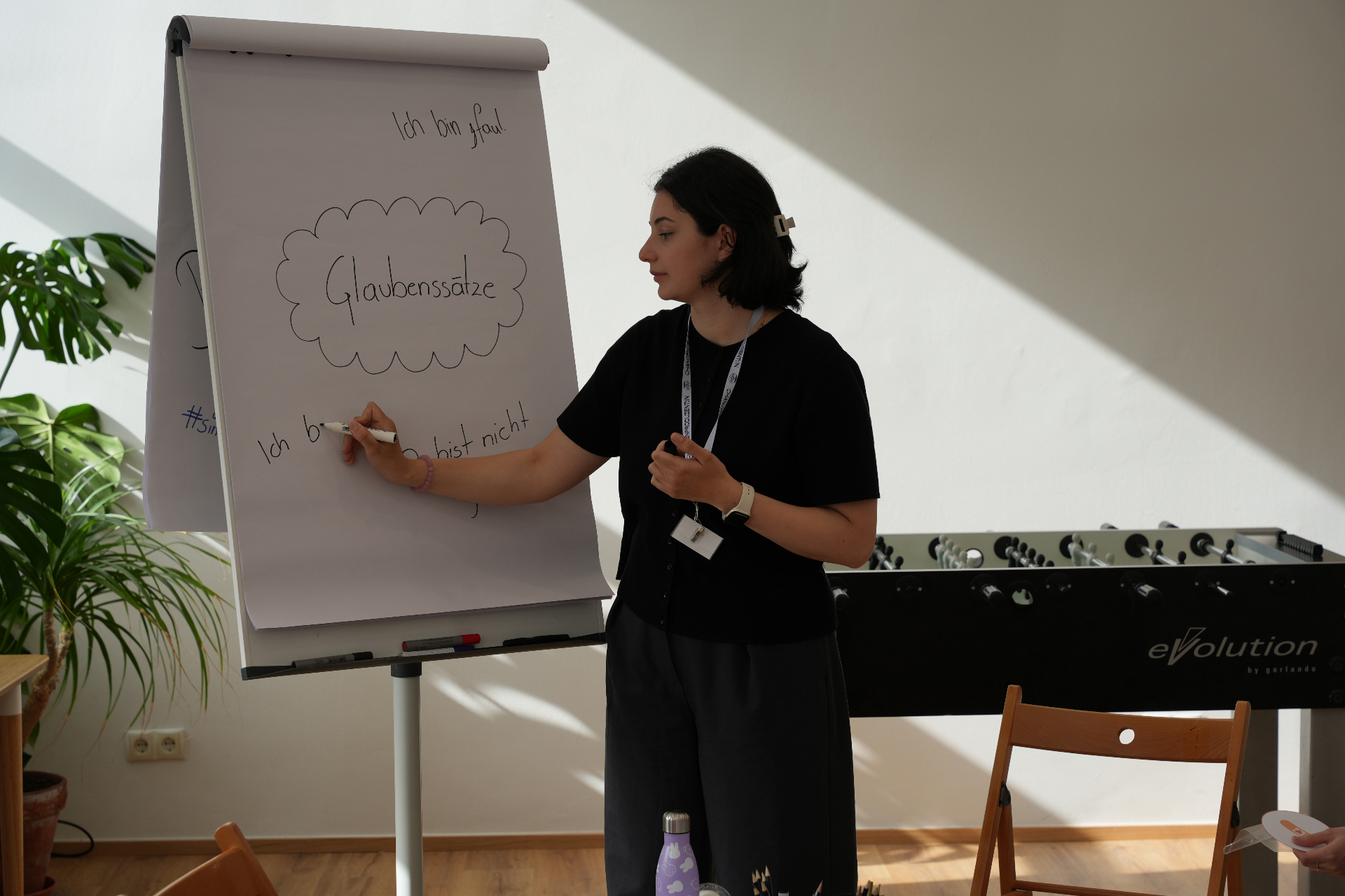 Tekla notiert Glaubenssätze auf dem Flipchart