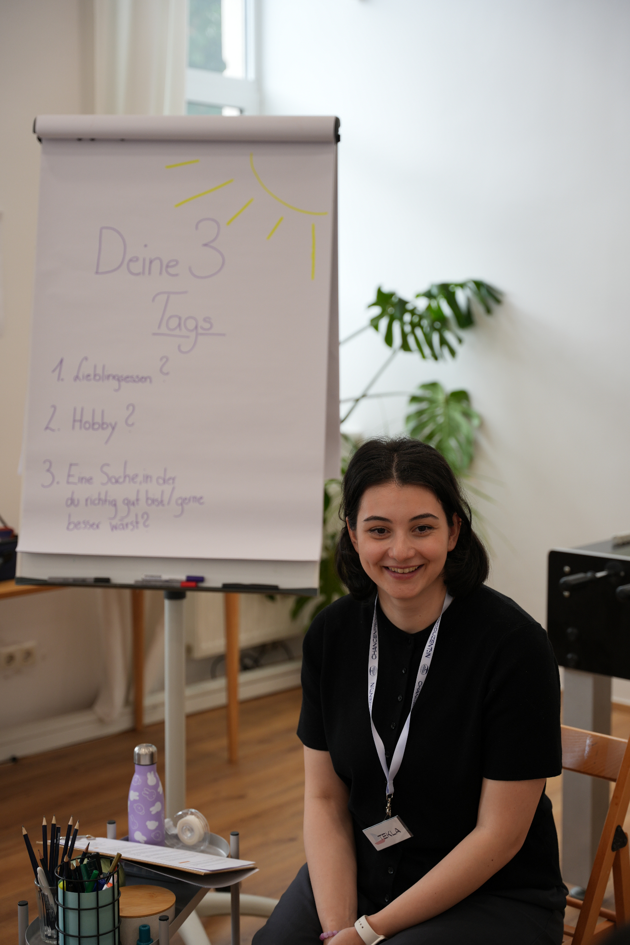 Tekla Scharwaschidze beim Workshop „Stärken stärken" vor einem Flipchart